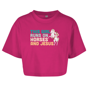 Damen Oversize Crop Top this girl runs on horses und jesus reiterin