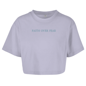 Damen Oversize Crop Top faith over fear psalm 118:6