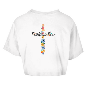 Damen Oversize Crop Top faith over fear blumen kreuz