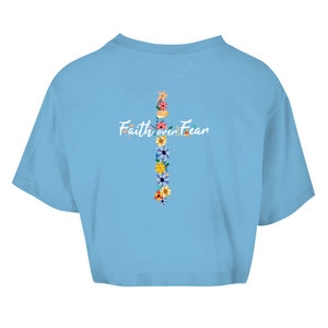 Damen Oversize Crop Top faith over fear blumen kreuz