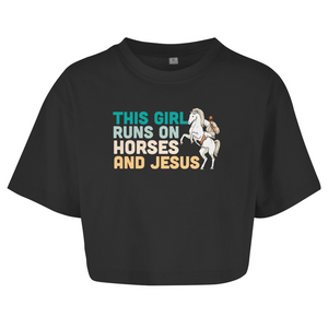 Damen Oversize Crop Top this girl runs on horses und jesus reiterin