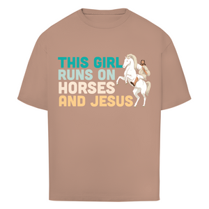 Oversize T-Shirt this girl runs on horses und jesus reiterin