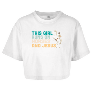 Damen Oversize Crop Top this girl runs on horses und jesus reiterin