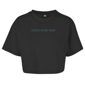 Damen Oversize Crop Top faith over fear psalm 118:6