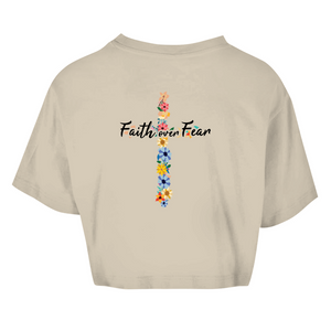Damen Oversize Crop Top faith over fear blumen kreuz