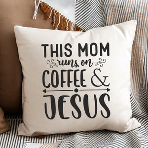 Kopfkissen zweifarbig this mom runs on coffee & jesus