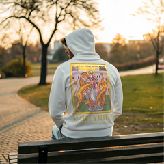 Mann im weißen Hoodie