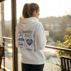 Frau im weißen Hoodie auf dem Balkon