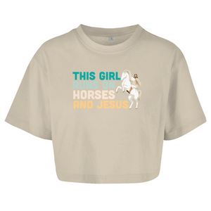 Damen Oversize Crop Top this girl runs on horses und jesus reiterin