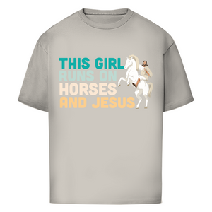Oversize T-Shirt this girl runs on horses und jesus reiterin