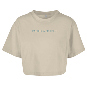 Damen Oversize Crop Top faith over fear psalm 118:6