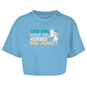 Damen Oversize Crop Top this girl runs on horses und jesus reiterin