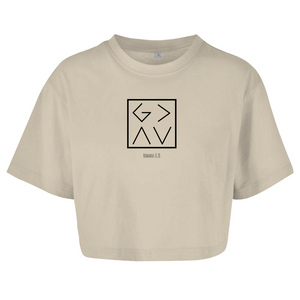 Damen Oversize Crop Top god is greater romans 8:28