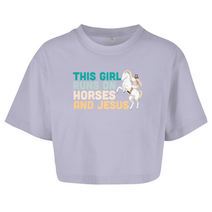 Damen Oversize Crop Top this girl runs on horses und jesus reiterin