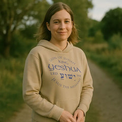 Frau im beigen Hoodie