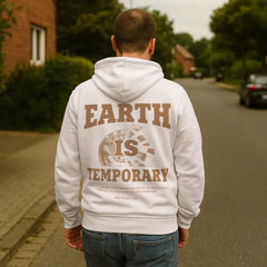 Mann im weißen Earth Hoodie