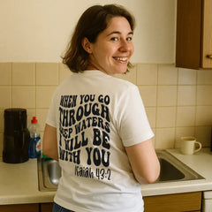 Frau im weißen T-Shirt mit Aufschrift auf dem Rücken