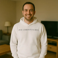 Lächelnder Mann im weißen Hoodie