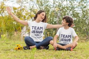 Christliche Familie bekleidet in Team Jesus Shirts