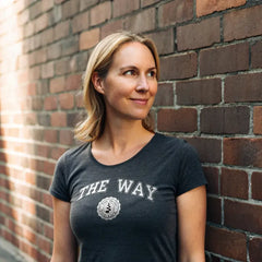 Frau im schwarzen The Way T-Shirt